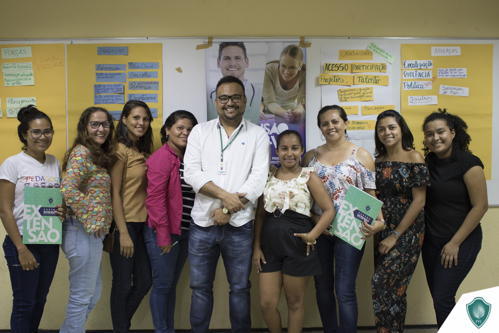 Professor Kamillo Karol com seus alunos durante Curso de Gestão e Coordenação Escolar